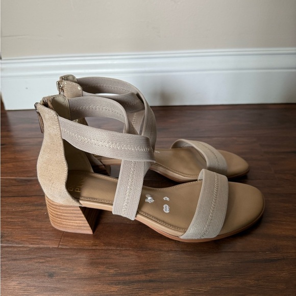 Elegant Tan and Gold Donald Pliner Strappy Block Heel Women's Sandals-Size 8 - Picture 3 of 11